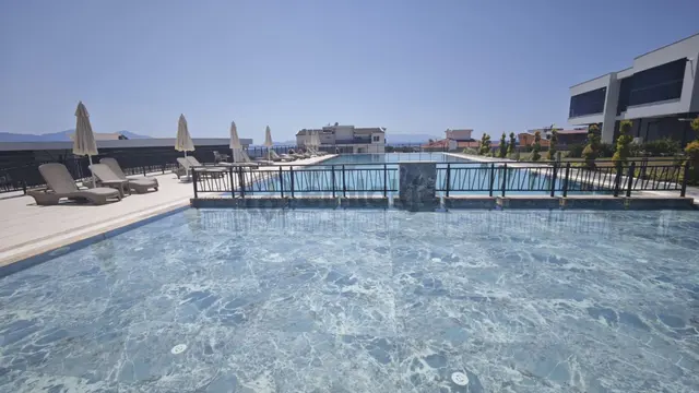 Kuşadası Havuzlu Bir Sitede Doğalgazlı Deniz Manzaralı Eşyalı Kiralık 1+1 Daire 2