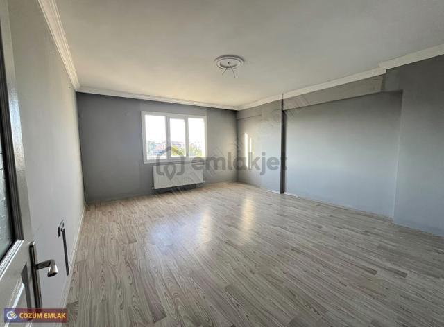 Çözüm Emlak'tan 23 Nisan Parkı Civarı 2+1 Kapalı Mutfak Kiralık 4