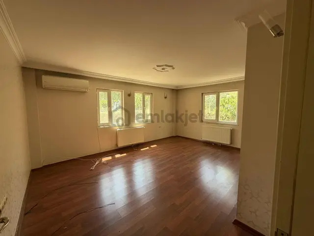 Özgün Gm'den Güzelyurt'ta Geniş Bahçeli Kiralık 5+1 Villa 3
