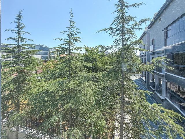 Taşpınar'da İncek Bulvara Yakın Katta Cam Balkonlu Kiralık 1+1 3