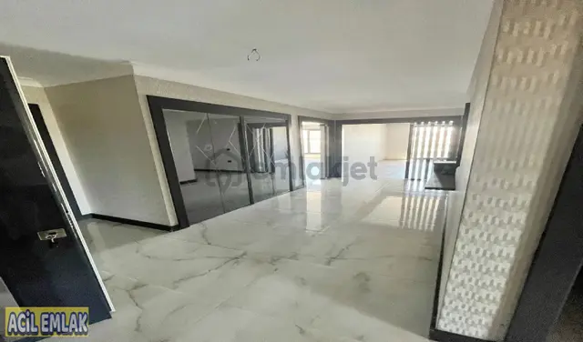 Acil Emlaktan Site İçerisinde Teras Balkonlu Lüks Kiralık 4