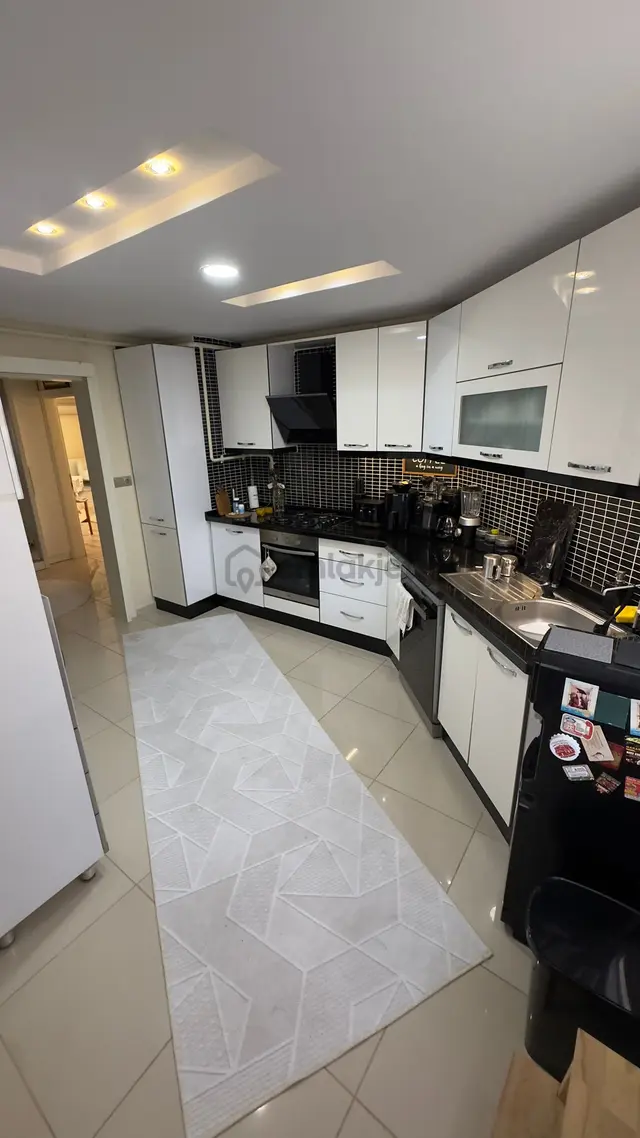 3+1barajyolu 15-14katı Blv Üzeri 11-15yaş Hasarsız 2banyo 210m2 Dgaz Kap.mutfak A.k Otopark Full+ful 1