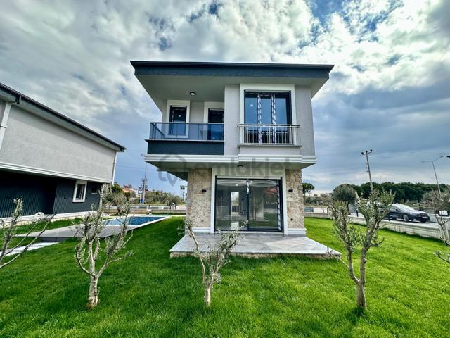 ꧁ay Emlaktan꧂küçükkuyu'da Denize Sadece 50 Metre Yüzme Havuzlu Satılık 3+1 Bağımsız Müstakil Villa 3