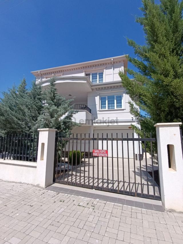 Yunuskent'te 515 M² Arsa İçinde 5+1 Dubleks Villa 370 M2 Brüt 2 Adet Garaj Ve 2 Adet Kiler Ve Depo 3