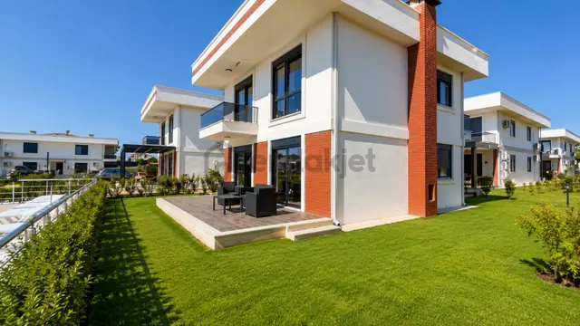 No:10 Gayrimenkul’den Denize Sıfır, Havuzlu Site İçerisinde Havuz Başı Konumda 4+1 Geniş Villa 4