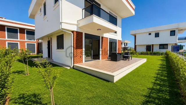 No:10 Gayrimenkul’den Denize Sıfır, Havuzlu Site İçerisinde Havuz Başı Konumda 4+1 Geniş Villa 3