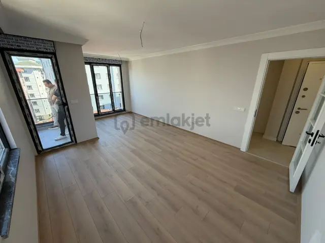 Yatırım'dan Altayçeşme'de Balkonlu Ayrı Mutfak Ön Cephe Boş 2+1 2