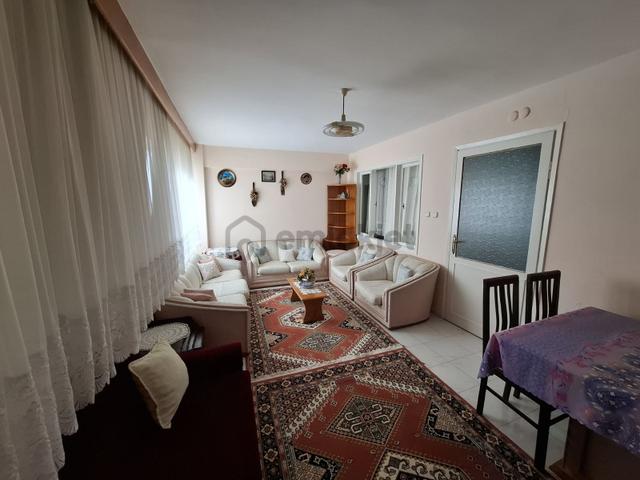 Kuşadası Merkezde Sahile Yürüme Mesafesinde Satılık 2+1 Daire 1