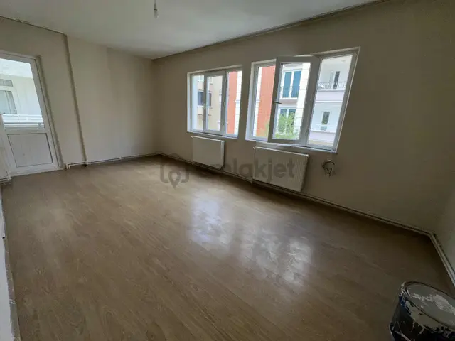 Alan Emlak; Depozito Yok!tramvay Altında, Ara Kat, Otoparklı 3+1 1