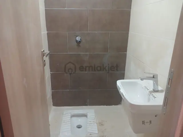 Adana Sarıçam Buruk Tokilerde Yola Yakın Otobüs Duraklarına Yakın Zemin Kat 2+1 Kiralık 3