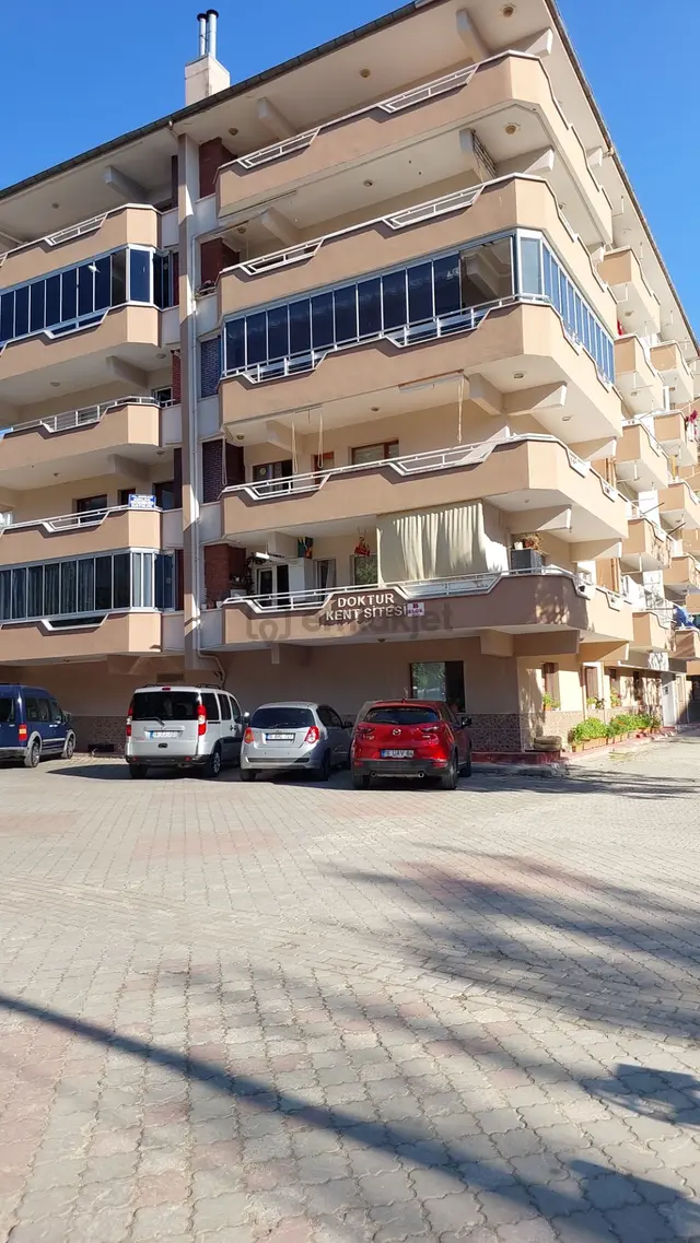 Suzan Emlaktan Merkezı Konumda Siteiçi Geniş Ferah Arakat 3+1 Daire 2