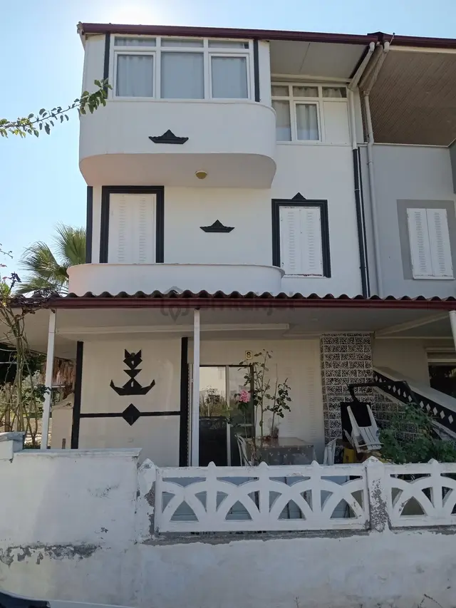 Kuşadası Güzelçamlı'da Denize Yakın Satılık Tripleks Villa 1