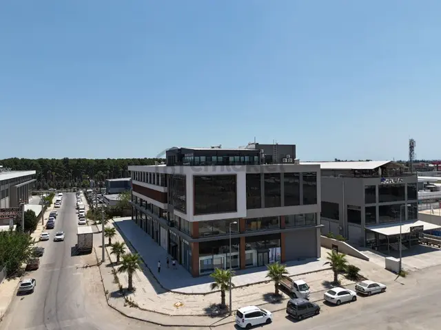 Altınova'da 900 M² Prestijli Kiralık Ticari Dukkan 4