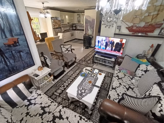 Kadınlar Denizi'nde Nezih Bir Sitede 4+1 Satılık Villa 4