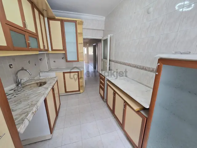 Balçova Ata Caddesinde Metro Yakını Arakat Kiralık 3+1 Daire 4