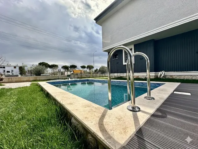 ꧁ay Emlaktan꧂küçükkuyu'da Denize Sadece 50 Metre Yüzme Havuzlu Satılık 3+1 Bağımsız Müstakil Villa 1