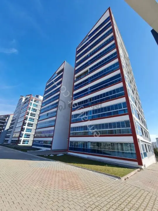 Arel'den Bağlıcada Three Life Residansta 2 Kapılı Teraslı 5+2 1