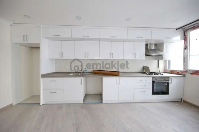 Kaçmaz'dan Bostancı Işıklara Yakın Minibüs Caddesinde 3+1 2