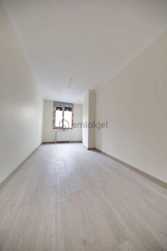 Kaçmaz'dan Bostancı Işıklara Yakın Minibüs Caddesinde 3+1 5
