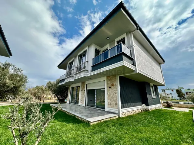 ꧁ay Emlaktan꧂küçükkuyu'da Denize Sadece 50 Mt Yüzme Havuzlu Satılık 3+1 Ultra Lüks Villa 1
