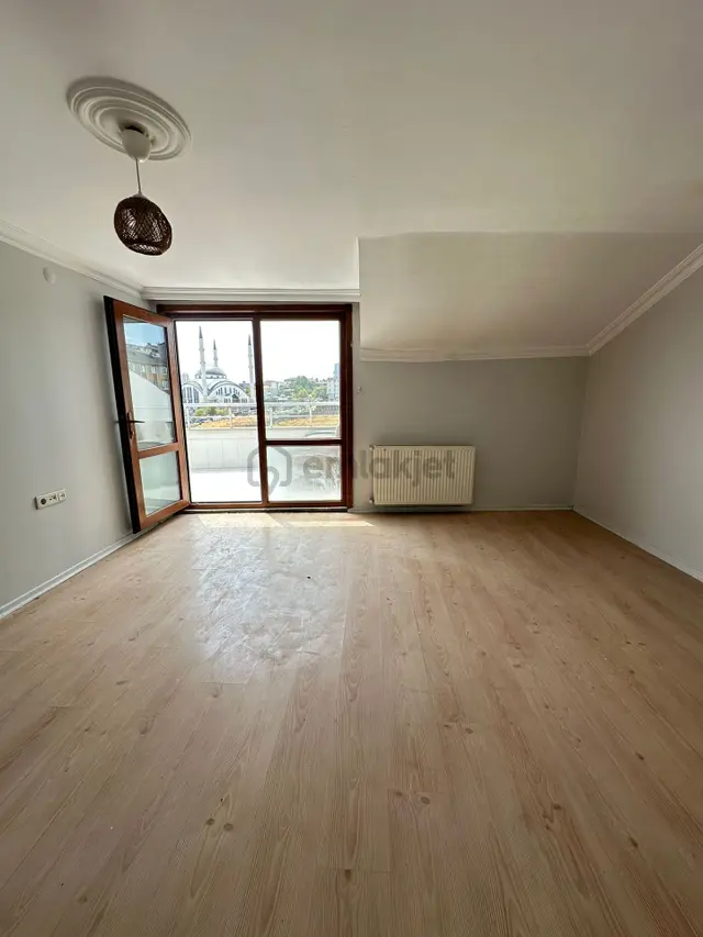 Esenyurt Kıraç Osmangazi Muhacir Mahallesi 1+1 Kiralık Daire Teraslı Çatı Katı Esen Caddesinde 2