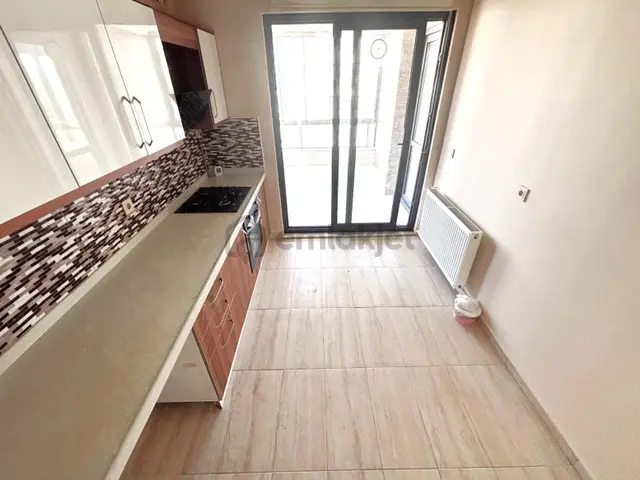 Aygül'den Akçay'da Yeni Bina'da Cam Balkonlu Doğalgazlı Asansörlü Ayrı Mutfaklı 2+1 Kiralık Daire 1