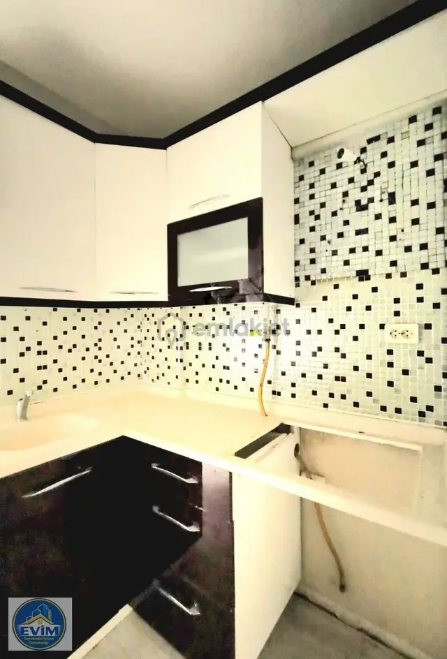 Karşıyaka Alaybey'de Merkezi Konum Avantajlı Kiralık Daire 4