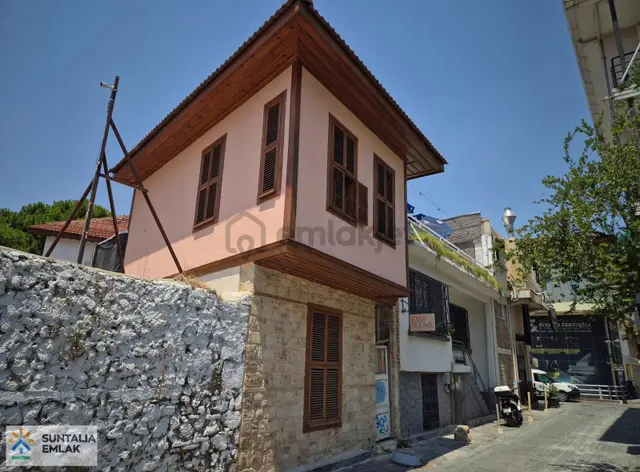 Tarihi Kaleiçinde Müstakil 2 Katlı Kısmi Yapılı Ev 3