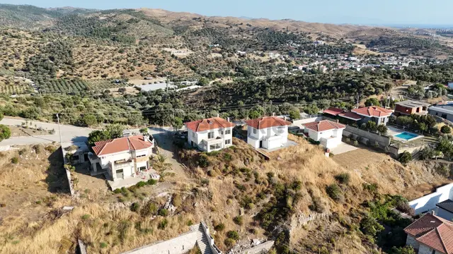 Urla'ya Yakın Konumda İçerisinde Ev Olan 1000 M2 Arsa 3