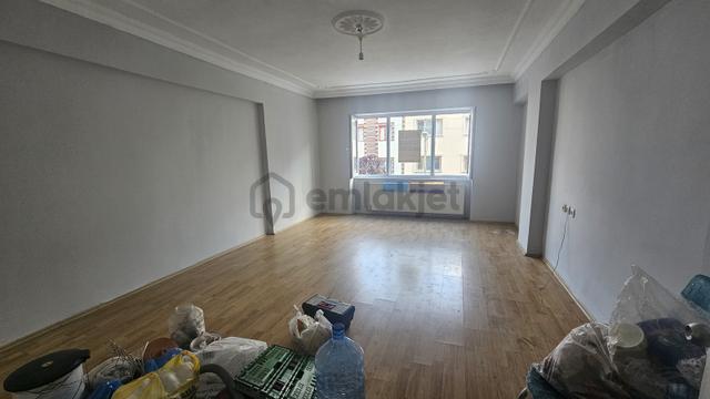 Alsancak'ta Ara Kat Açık Cephe 3+1 Kiralık Daire 1