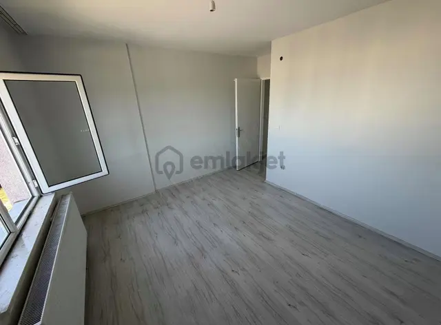 Camili Merkez Satılık 2+1 Tadilatlı Daire 5