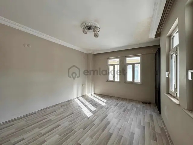 Merkezi Konumda Geniş Ve Ferah Toplamda 3 Yatak Odalı 3