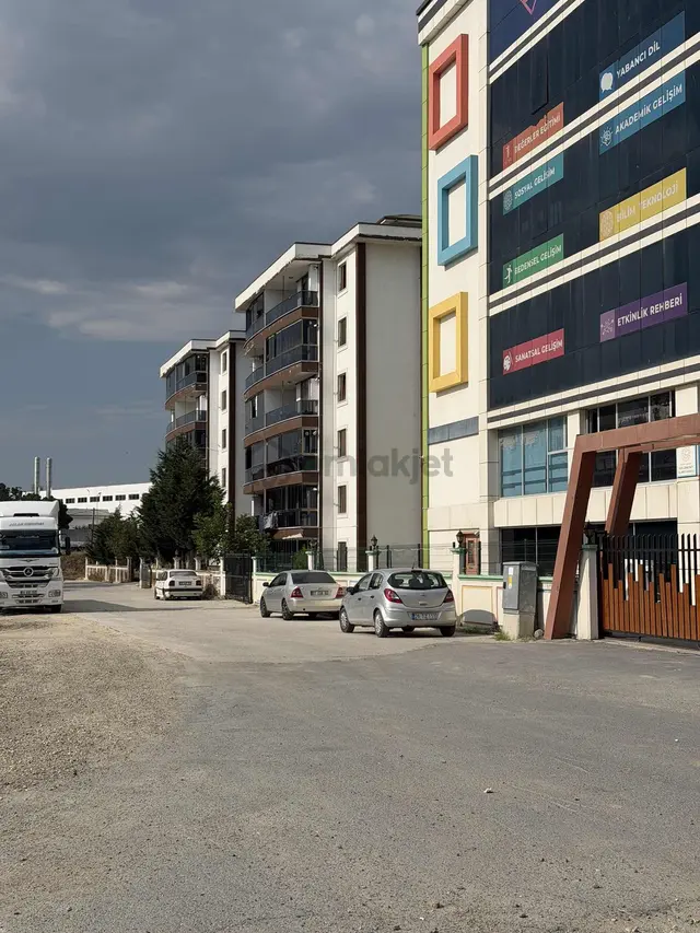 Çerkezköy'de Kizilpinar Mahallesi'nde Selimiye Okullar Yanı3+1