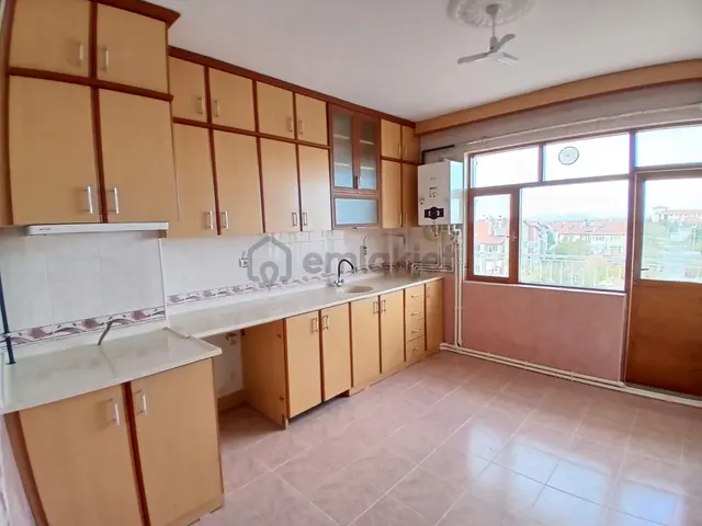 Akçay Emlak'tan Akşehir Koşuyolunda Beş Kalem Kursu Civarında Kiralık Geniş 3+1 Daire 3