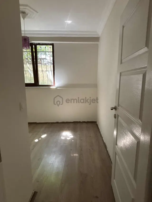 Kağıthane De Metrobüse 5 Dk Full Tadilatlı Boş 2+1 Bahçe Katı 5