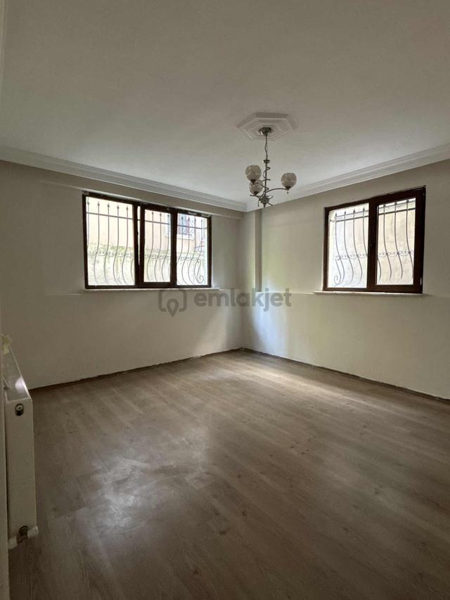 Kağıthane De Metrobüse 5 Dk Full Tadilatlı Boş 2+1 Bahçe Katı 3
