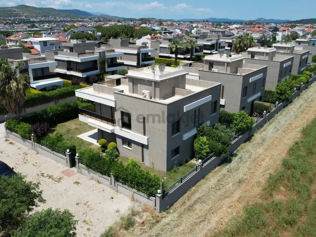 Urla Atatürk Mahallesinde Site İçerisinde Satılık Villa 3