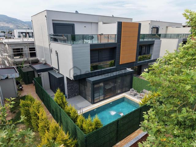 Emiralem'de Havuzlu Teraslı Tripleks 5+2 Lüks Villa 1