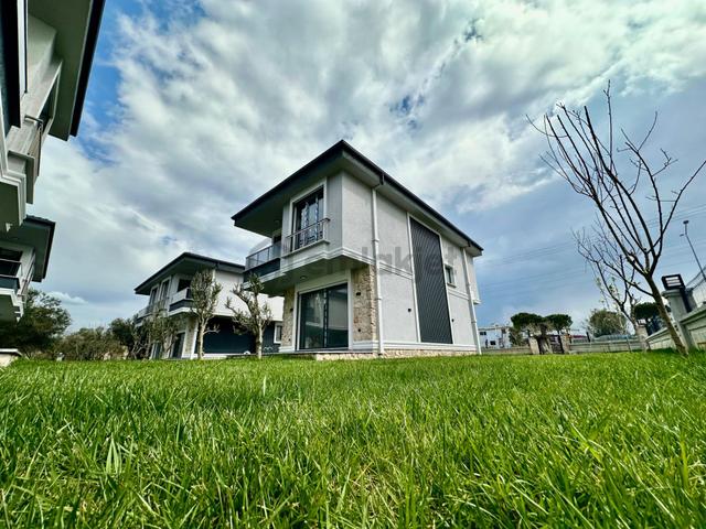 ꧁ay Emlaktan꧂küçükkuyu'da Denize Sadece 50 Metre Yüzme Havuzlu Satılık 3+1 Bağımsız Müstakil Villa 5