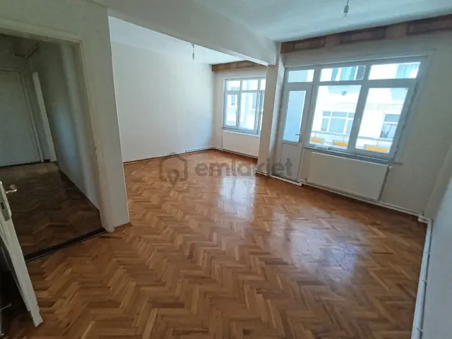 Sefaköyde 130 M2.3+1.kiralık 3 Balkonlu 1.katta Daire Esra Emlak 1