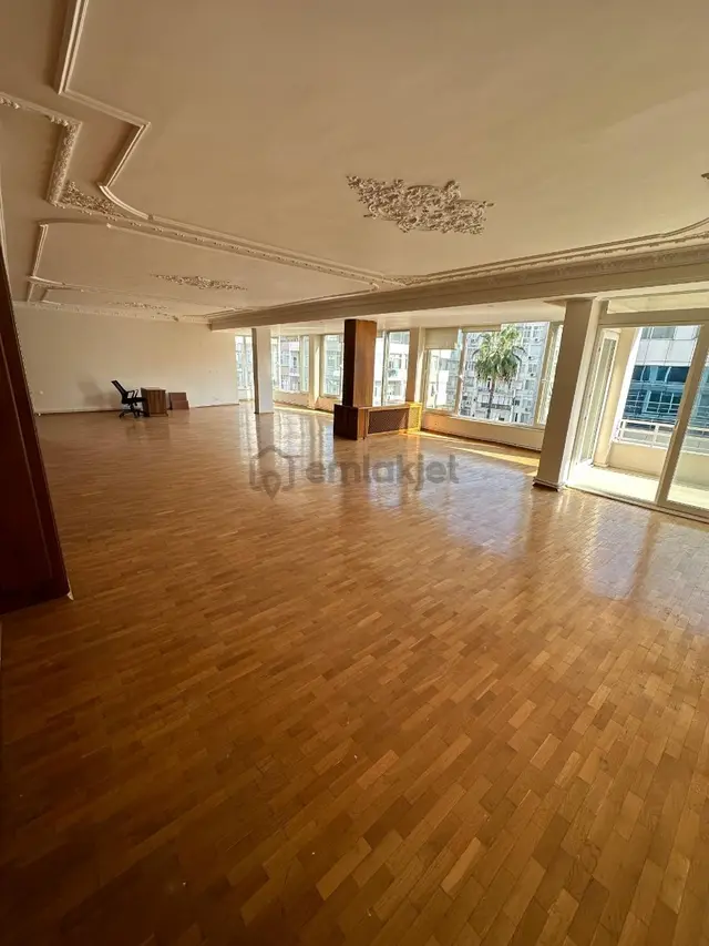 Aydın'dan Şehir Merkezinde 450m2 Deniz Manzaralı Kiralık Ofis 1
