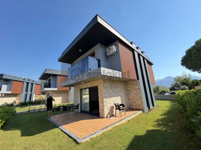 Kuşadası Bol Oksijen Kaynağı Bölgesinde Havuzlu Güvenlikli Full Eşyalı 3+1 Satılık Villa 2