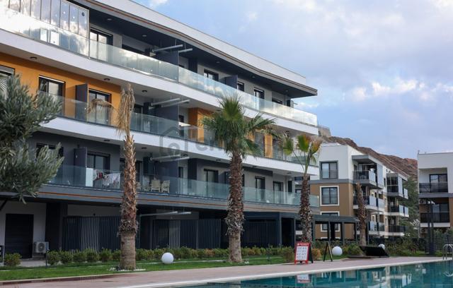 Kuşadası'nda Havuzlu Doğalgazlı Kiralık 1+1 Daire 4