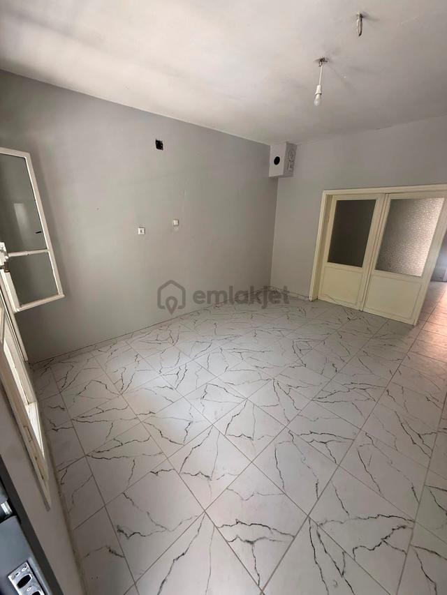 Namık Kemal Mahallesinde Yüksek Giriş Bahçeli 2+1 Kiralık Daire 4