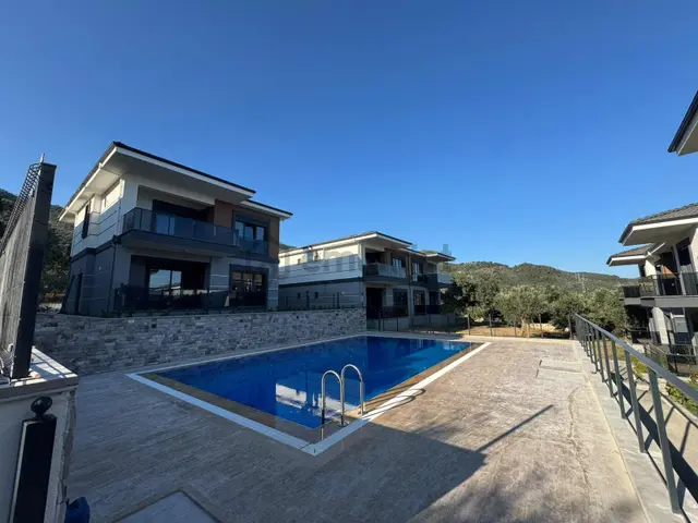 Güçlü Kardeşler Altınoluk Merkezde 2+1 Havuzlu Site Lüks Daire 1