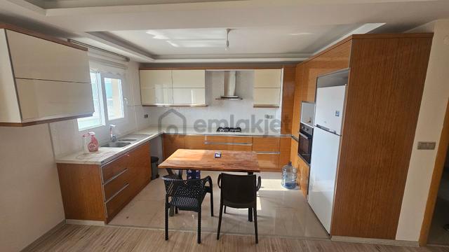 Kuşadası Ege Mahallesinda Havuzlu Sitede Ara Kat 3+1 Daire 4