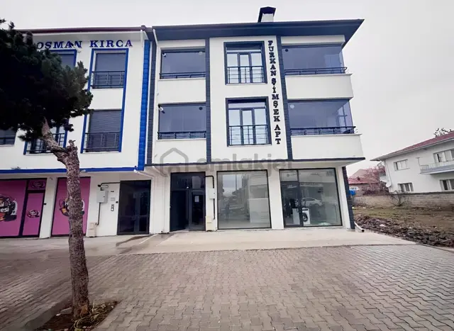 Remax Dem'den Cumhuriyet Mahallesi Ana Caddede Satılık 1+1 Daire 1