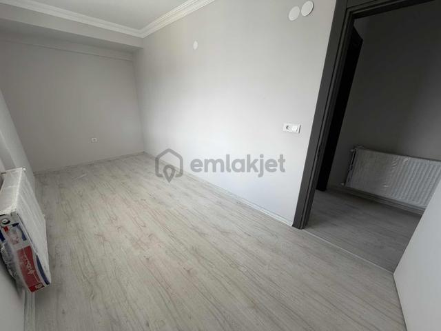 Yağmur Emlaktan Cadde Cephe Ebeveyn Banyolu Sıfır 2+1 Daire 5