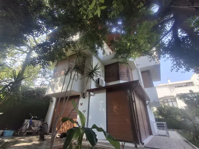 Lara Kent Sitesi'nde Kiralık 6+1 Müstakil Villa / Zu Vermieten 2