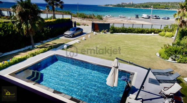 Çeşme'de Denize Sıfır 5+1 Özel Villa 3